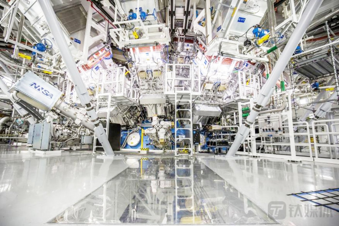 今年12月5日，LLNL国家点火设施的靶室，其中192束激光器将超过200万焦耳的紫外线能量传送到一个微小的燃料颗粒，以产生聚变点火（来源：美国能源部，图片略经调色）